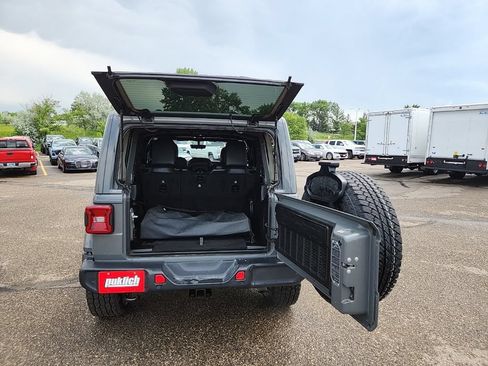 Used 2019 Jeep Wrangler Unlimited Sahara AWD/4WD image 38