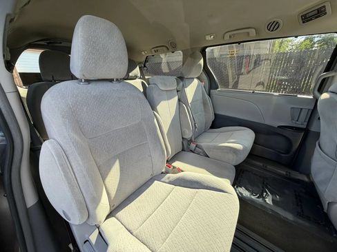Used 2017 Toyota Sienna LE FWD image 25