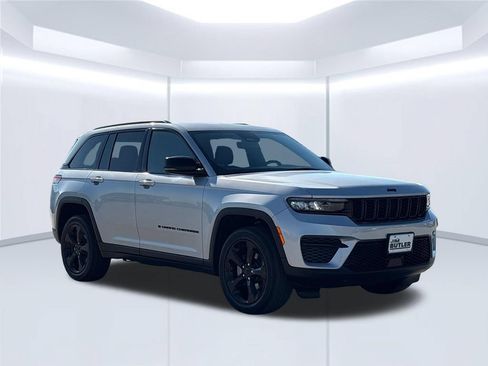 Used 2023 Jeep Grand Cherokee Altitude AWD/4WD image 11