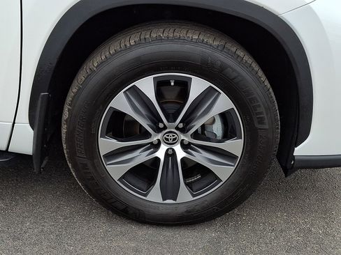 Used 2024 Toyota Highlander XLE image 8