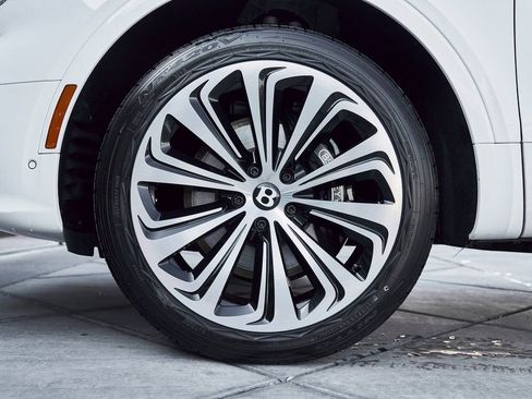 Used 2022 Bentley Bentayga image 3