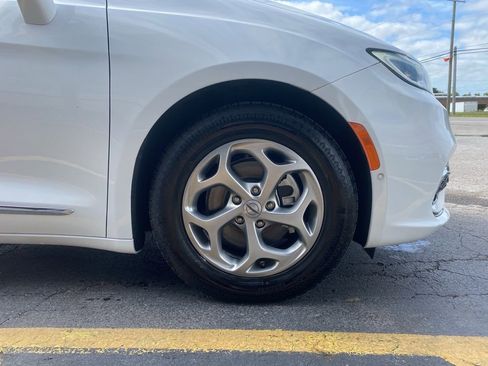 Used 2022 Chrysler Pacifica Limited image 12