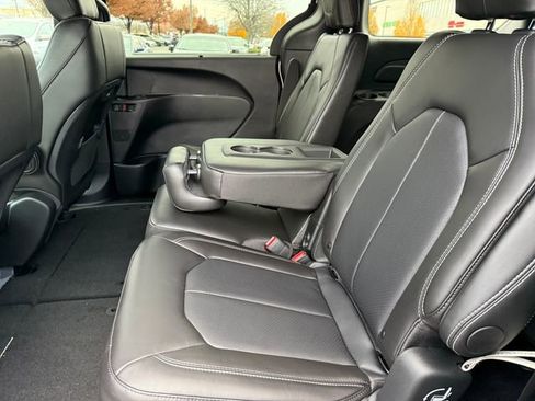 New 2026 Chrysler Pacifica Select image 22