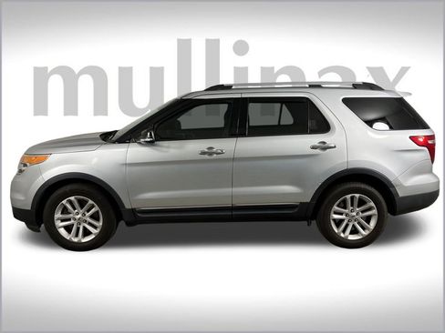 Used 2015 Ford Explorer XLT w/ Equipment Group 202A image 11