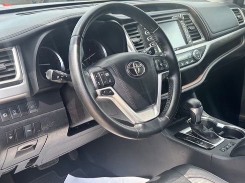 Used 2017 Toyota Highlander Limited AWD/4WD image 6