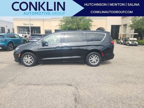 Used 2023 Chrysler Pacifica Touring-L FWD image 1