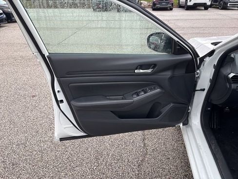Used 2025 Nissan Altima 2.5 SV image 10