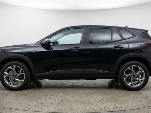 Used 2025 Chevrolet Trax LT w/ LT Convenience Package image 5