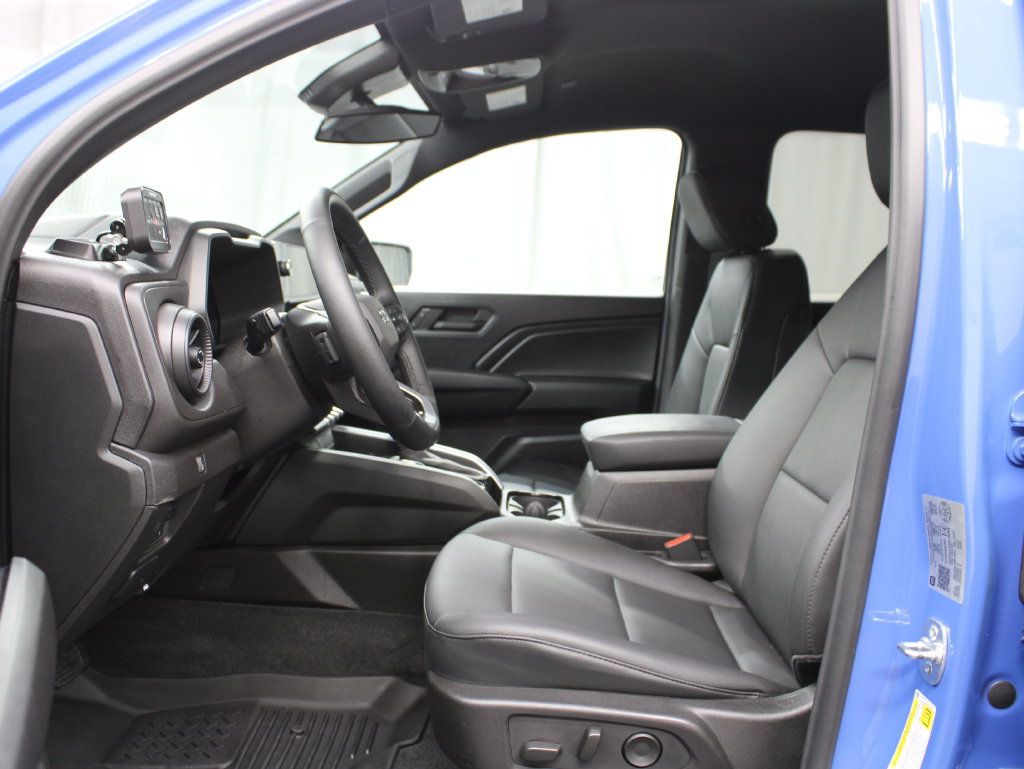 Used 2025 Chevrolet Colorado Trail Boss w/ Midnight Edition AWD/4WD image 16