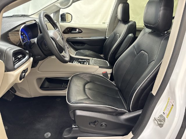 Used 2023 Chrysler Pacifica Limited FWD image 10