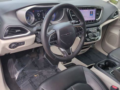Used 2023 Chrysler Pacifica Touring-L FWD image 10