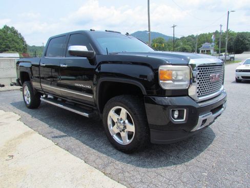 Used 2015 GMC Sierra 2500 Denali w/ Duramax Plus Package AWD/4WD image 7