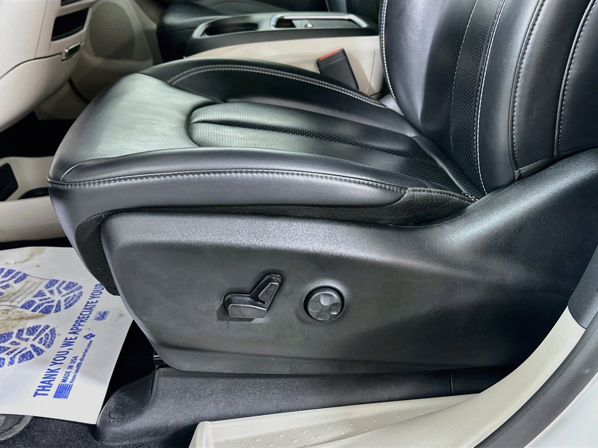 Used 2023 Chrysler Pacifica Touring-L FWD image 18