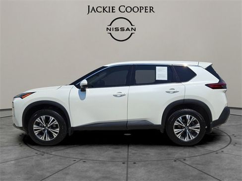 Used 2021 Nissan Rogue SV image 2