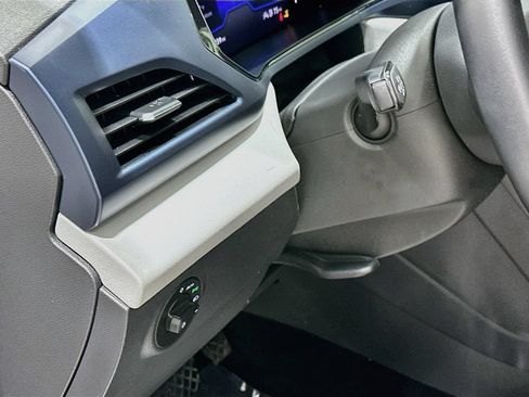 Used 2023 Volkswagen Taos SE w/ Panoramic Sunroof Package FWD image 10