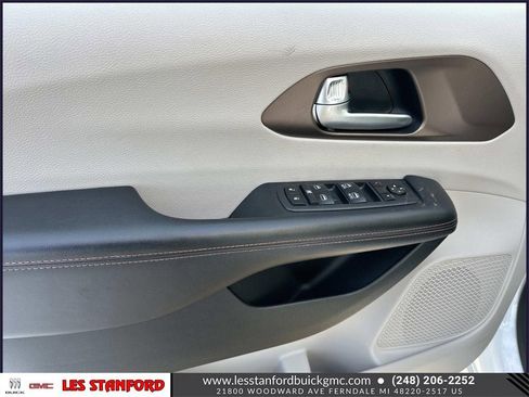 Used 2018 Chrysler Pacifica Touring-L image 17