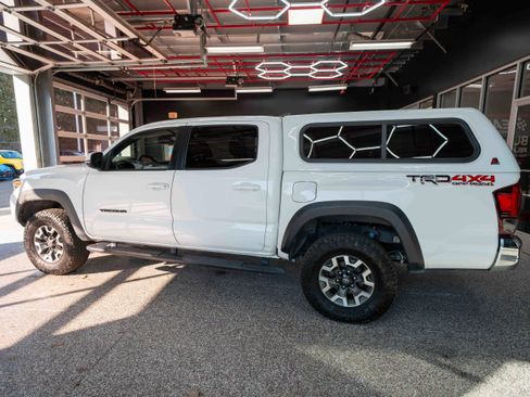 Used 2019 Toyota Tacoma TRD Off-Road image 2