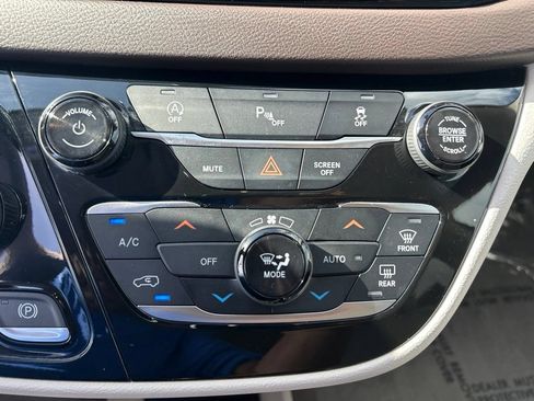 Used 2018 Chrysler Pacifica Touring-L FWD image 38