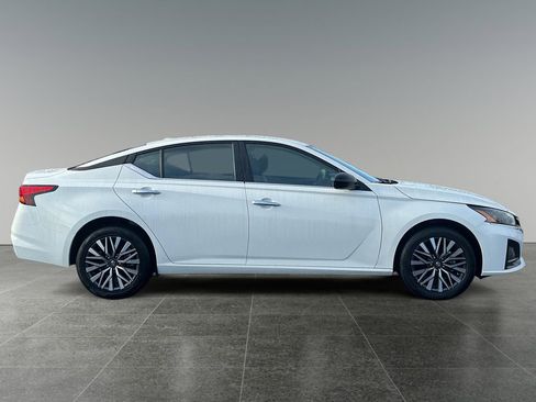 Used 2025 Nissan Altima 2.5 SV image 8