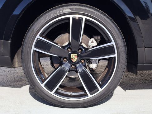 Certified 2023 Porsche Cayenne Platinum Edition image 27