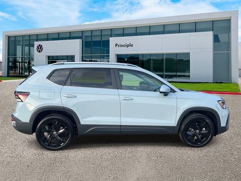 New 2026 Volkswagen Taos SE FWD image 4
