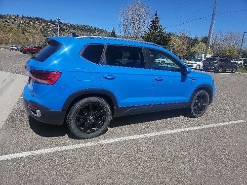 Used 2023 Volkswagen Taos SE w/ Panoramic Sunroof Package AWD/4WD image 4