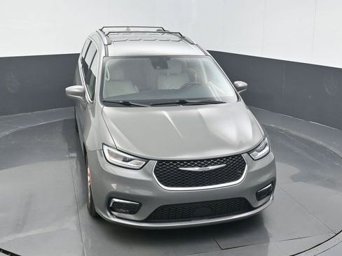 Used 2021 Chrysler Pacifica Touring-L image 6
