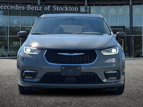 Used 2023 Chrysler Pacifica Touring-L image 9