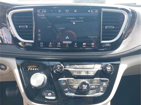 Used 2023 Chrysler Pacifica Limited FWD image 16