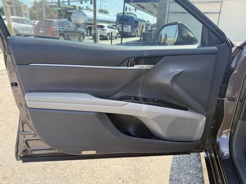 Used 2018 Toyota Camry LE FWD image 11