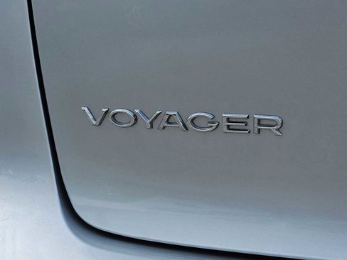 Used 2023 Chrysler Voyager LX image 13