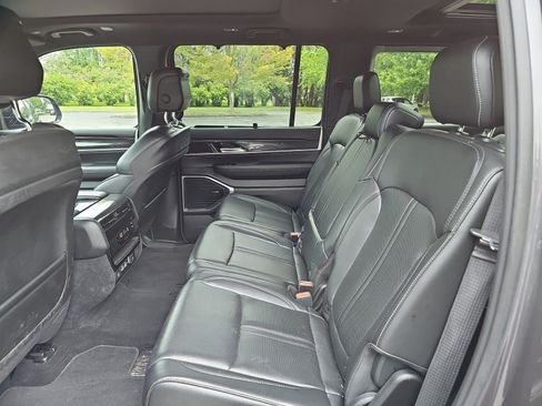 Used 2023 Jeep Wagoneer 4WD w/ Premium Group I image 17