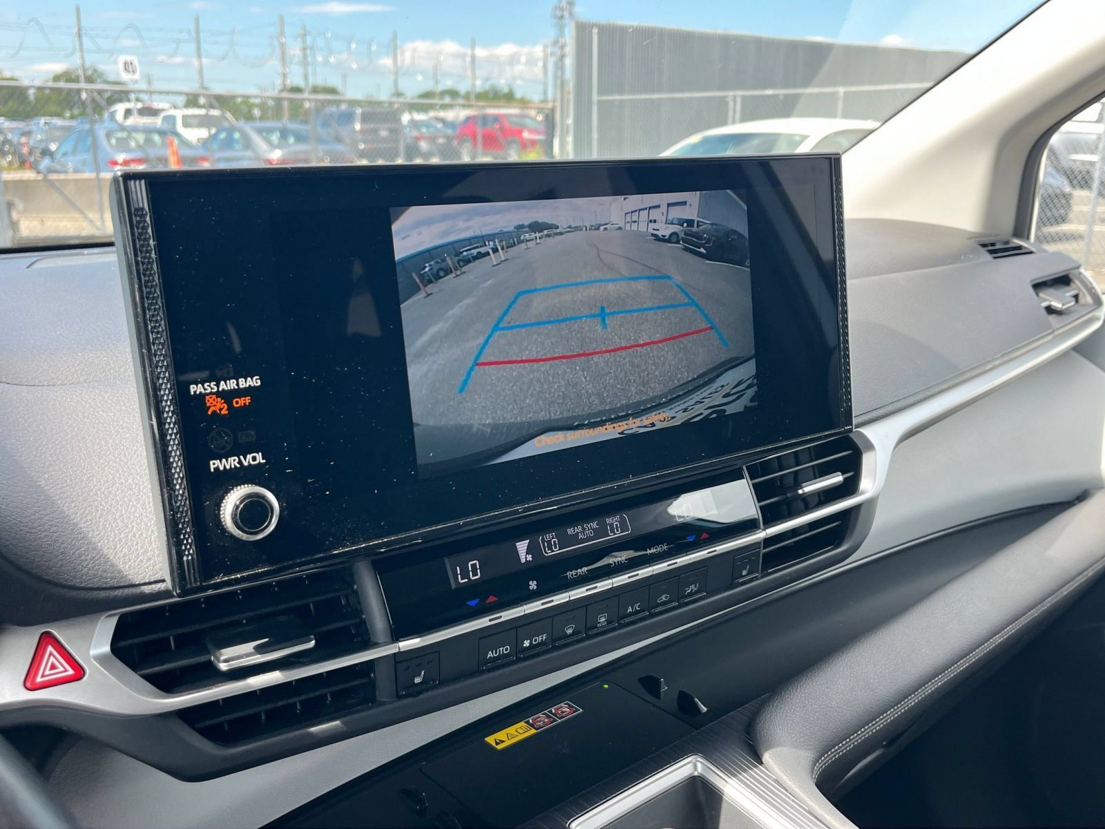 Used 2025 Toyota Sienna XLE FWD image 25