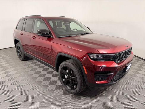 Used 2023 Jeep Grand Cherokee Altitude AWD/4WD image 10