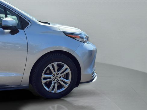 Used 2022 Toyota Sienna Platinum AWD/4WD image 29