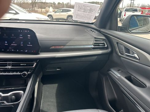 Used 2025 Chevrolet Traverse LT image 28