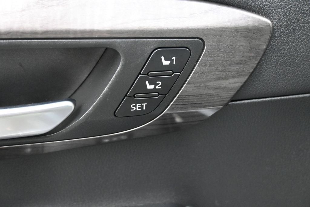 Used 2024 Toyota Highlander Limited FWD image 5