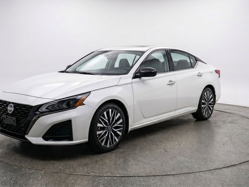 Used 2025 Nissan Altima 2.5 SV FWD image 3