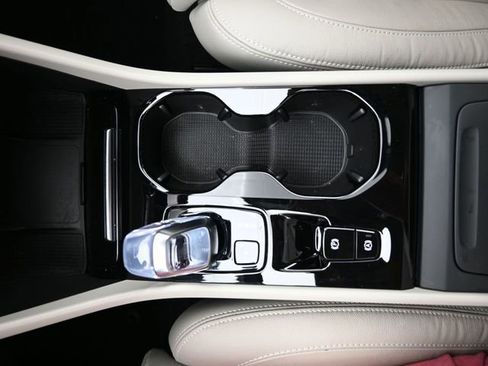 Used 2023 Volvo XC40 B5 Plus image 10