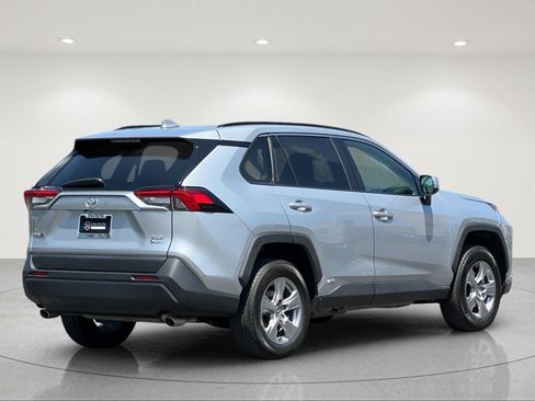 Used 2025 Toyota RAV4 XLE AWD/4WD image 5