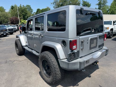 Used 2016 Jeep Wrangler Unlimited Sahara w/ Dual Top Group AWD/4WD image 3