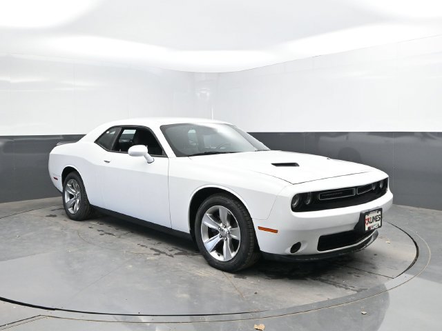 Used 2015 Dodge Challenger SXT RWD image 4