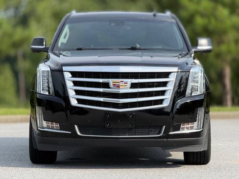 Used 2018 Cadillac Escalade Premium Luxury RWD image 3