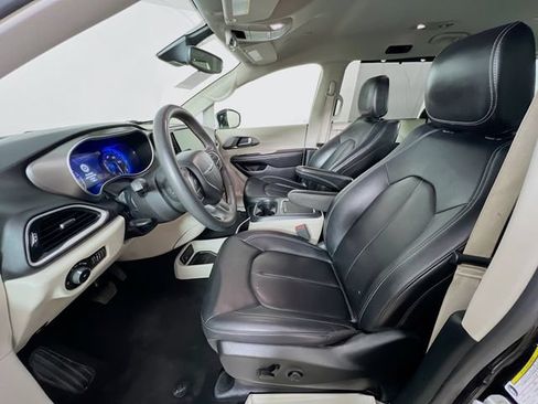 Used 2024 Chrysler Pacifica Touring-L FWD image 10