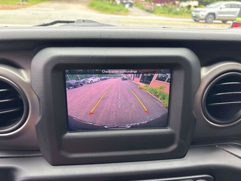 Used 2020 Jeep Wrangler Sport AWD/4WD image 16