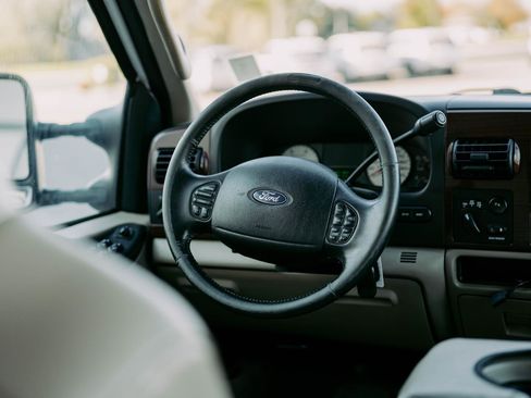 Used 2005 Ford F350 Lariat image 11