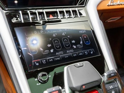 Used 2022 Lamborghini Urus image 18