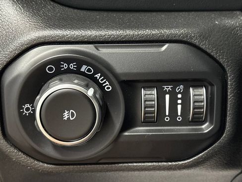 Used 2020 Jeep Wrangler Unlimited Sahara w/ Dual Top Group AWD/4WD image 17