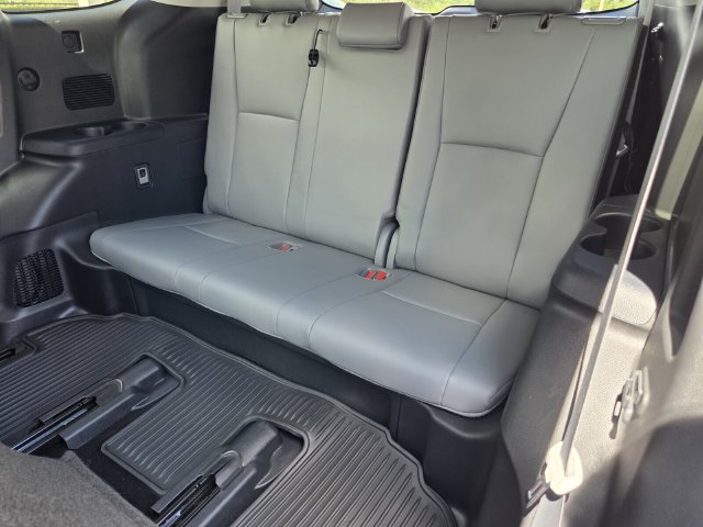 Used 2022 Toyota Highlander XLE AWD/4WD image 10