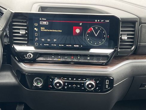 Used 2024 GMC Sierra 1500 SLT image 4